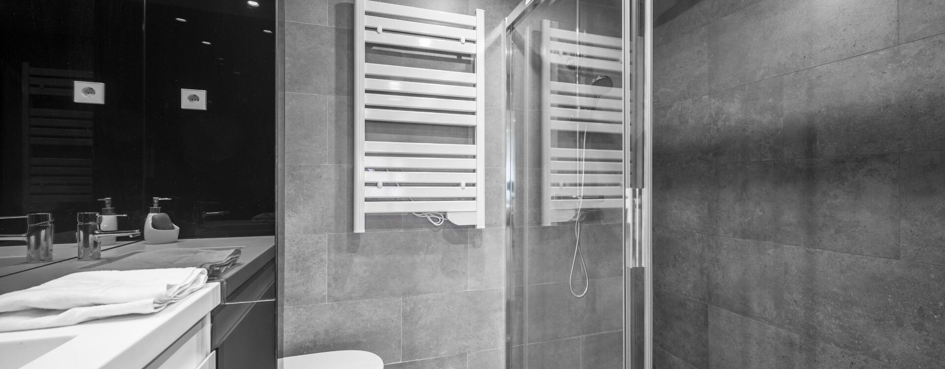 R&eacute;novation de salle de bain : comment choisir entre carrelage et panneaux muraux ? Montb&eacute;liard