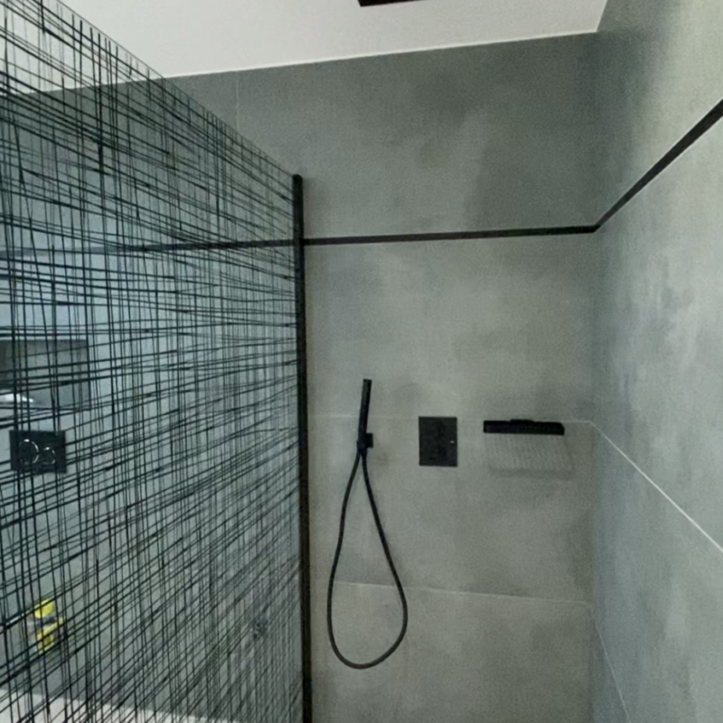DOUCHE ENCASTRÉE AVEC PLAFONNIER 800X800 | Arnes Thermique Sanitaire Belfort 14